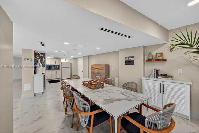 Building Photo - 710 N Ocean Blvd