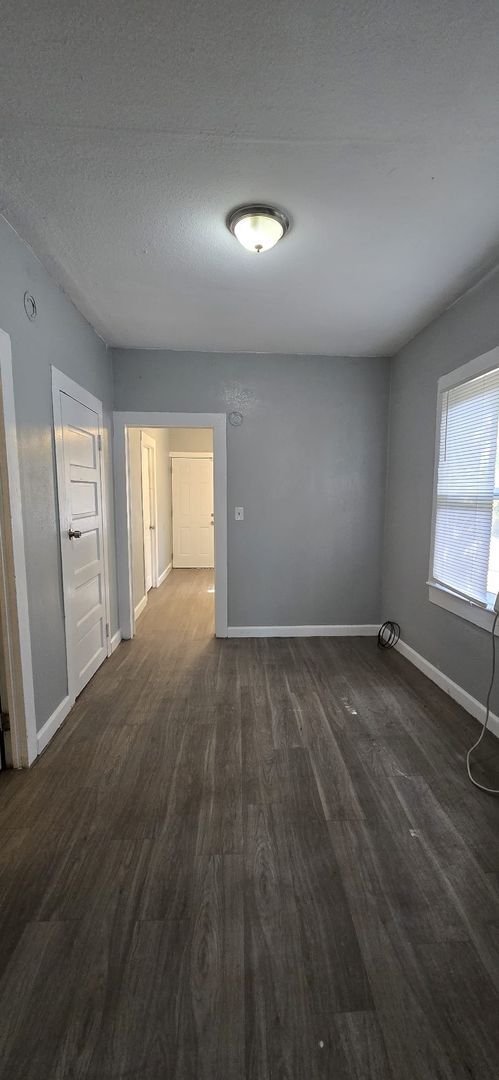 Building Photo - Beautiful 2 bedroom 1 bath Tampa bungalow