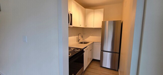 Building Photo - Everything is new! Harvard Sq! Walk to T! Large 1bd with balcony! Parking included!