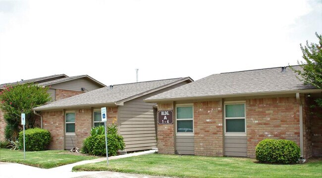 Building Photo - 304 Krenek Rd
