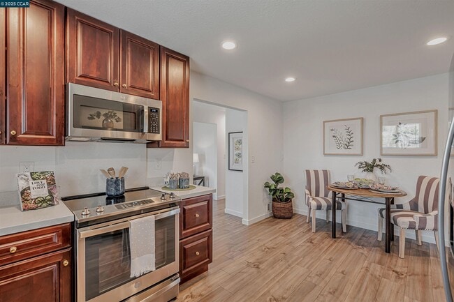 Building Photo - 2242 Westwood Ct
