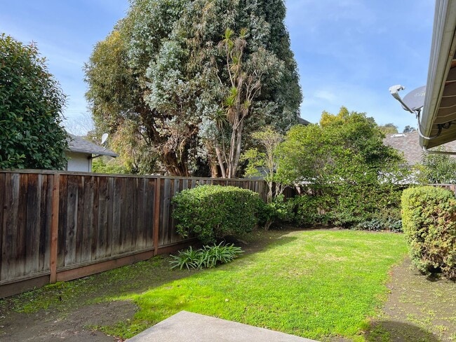 Building Photo - Duplex in Morgan Hill