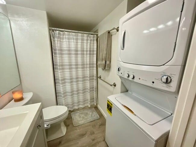 Building Photo - 2 bed 2 bath, Private yard, 2 parking stalls