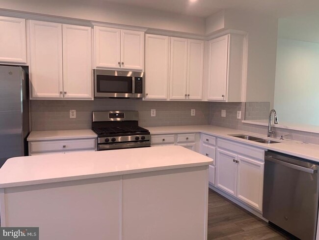 Building Photo - 14036 Sunrise Valley Dr