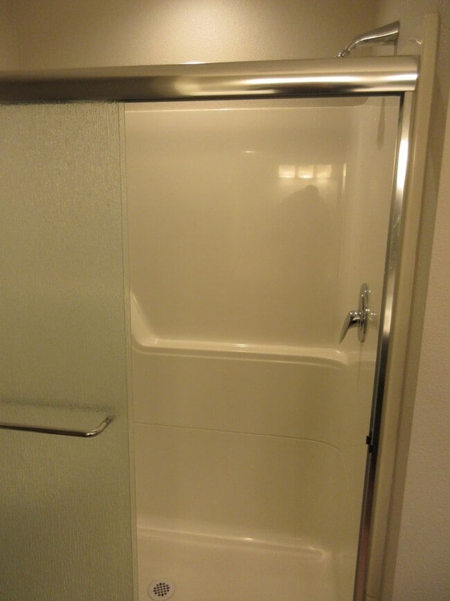 Building Photo - Beautiful Three Bedroom in the Hills of South Salem