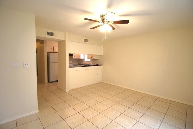 Building Photo - Convenient 2BD/1.5BA End-Unit Townhome Nea...