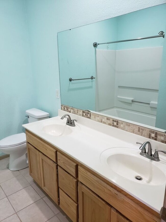 Building Photo - Beautiful Gardner Townhome-Available in MAY!!