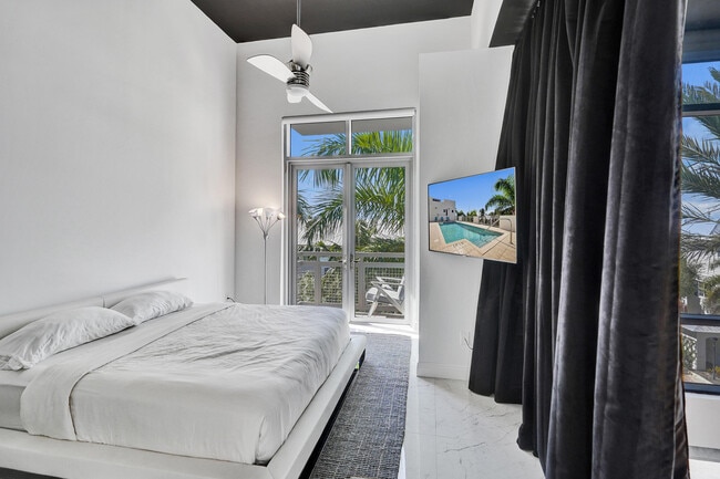 Building Photo - 365 SE 6th Ave