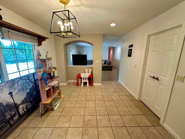 Building Photo - Stunning 4 Bedroom 3 Bathroom House with a...