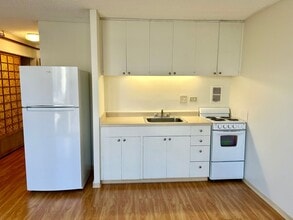 Building Photo - Holiday Manor studio, secured building, laminate wood flooring!