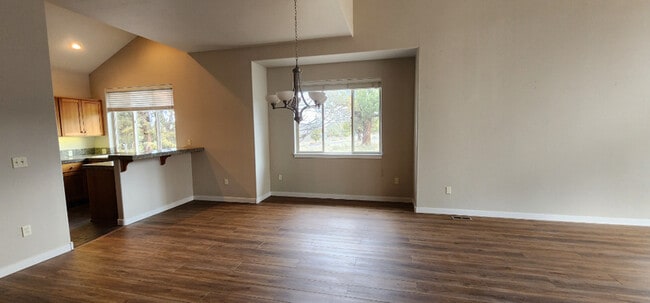 Building Photo - 1445 Highland Vw