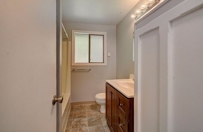 Building Photo - 2 BEDROOM, 1 BATH DUPLEX W/FENCED YARD!