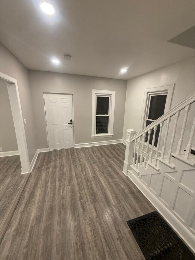 Building Photo - 746 N Schuyler Ave