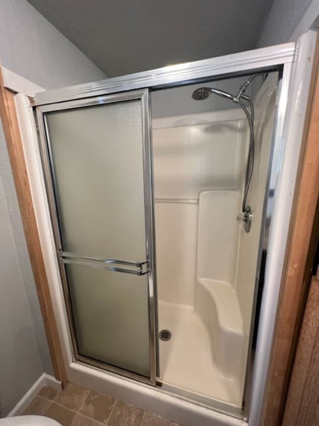 Building Photo - Large 3 Bedroom 2 Bath with Fenced Yard