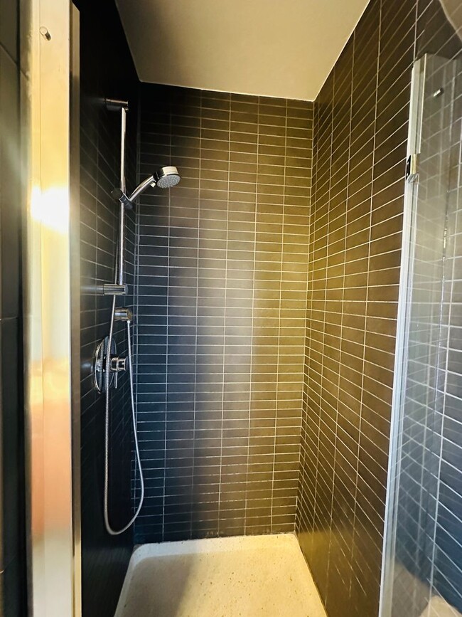 Building Photo - Luxury 12th Floor Corner 1bd/2bath w/ Incr...