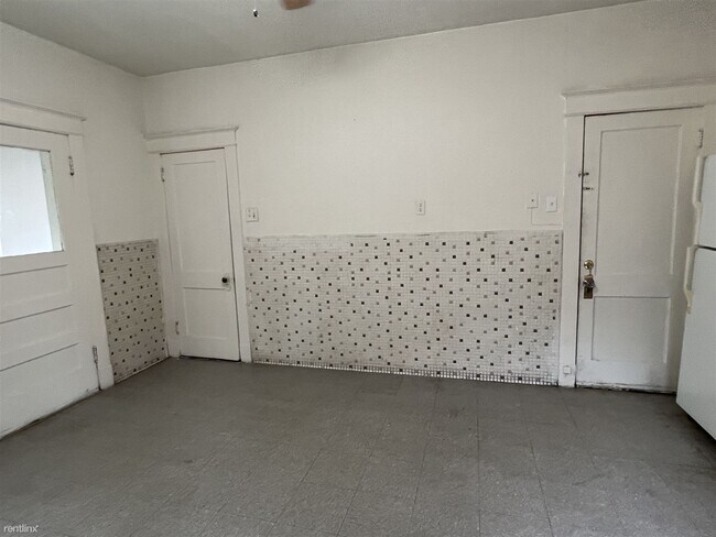 Building Photo - 1 br, 1 bath Duplex - 3724 Winnebago Stree...