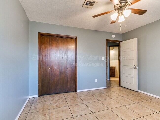 Building Photo - 2205 Donna Dr