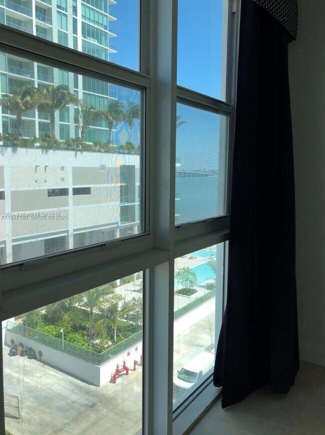 Building Photo - 520 NE 29th St