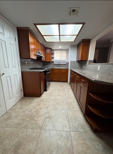 Building Photo - 108 W Maple St