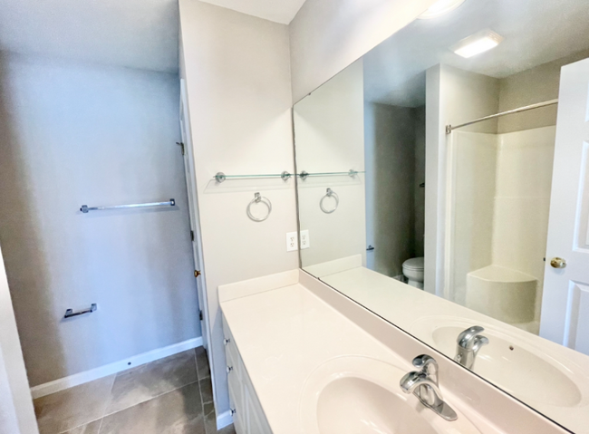 Building Photo - 1196 Great Lakes Cir