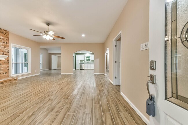 Building Photo - 605 Kings Ct