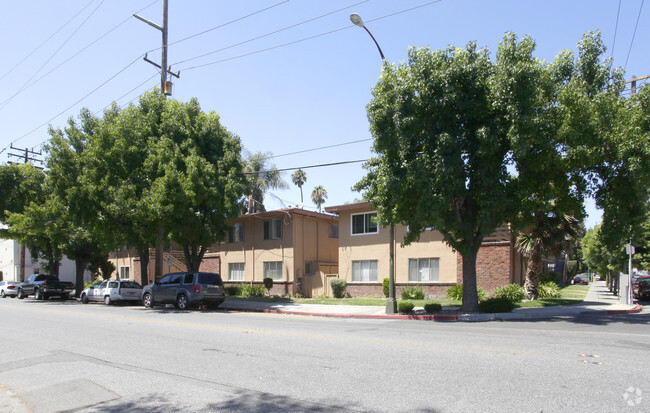 Primary Photo - Palm Plaza Apartments