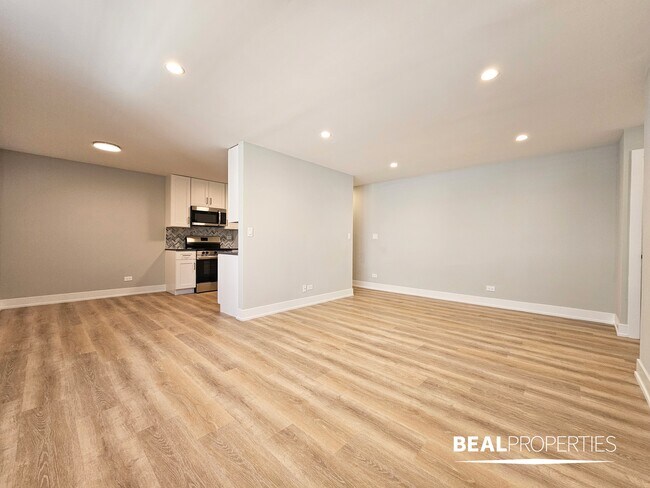 Building Photo - 452 W Oakdale Ave