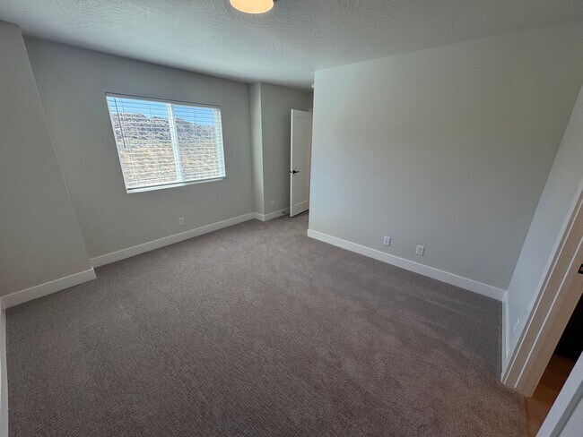 Building Photo - 3 Bedroom Home!