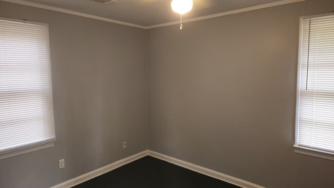 Building Photo - 817 Perry Dr