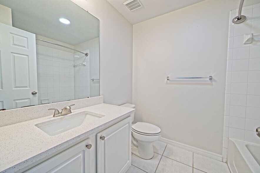 Guest Bathroom - 5701 Bentgrass Dr