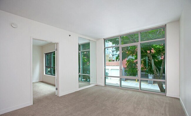 Building Photo - 425 W Beech St