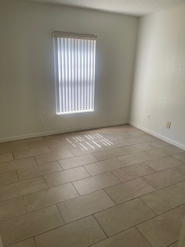 Building Photo - 4 Bedroom 2 Bath