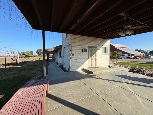 Building Photo - Country-style home with 3 bedrooms, Upstairs Den/Office, 2 baths offering a charming and peaceful...