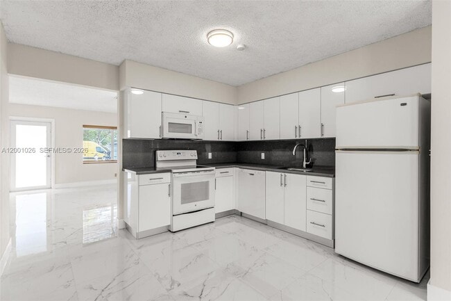 Building Photo - 310 SW 76th Ct