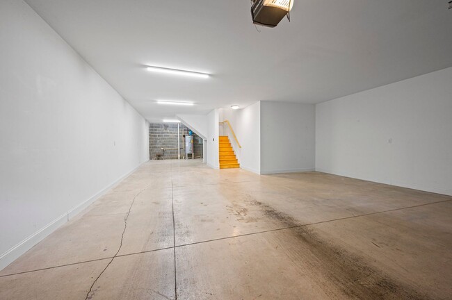 Building Photo - Beautiful & Modern 3-Bedroom Townhome near...