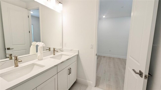 Building Photo - 15614 Vetta Dr