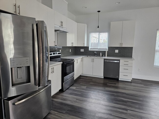 Building Photo - Sunny and Bright Newly Constructed 3-bedro...