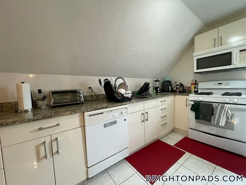 Building Photo - 65 Fairbanks St