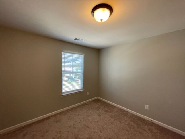 Building Photo - A gorgeous townhome available in Kitts Creek