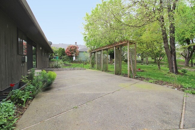 Building Photo - 2727 SE 58th Ave