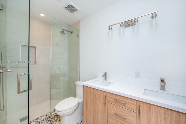 Building Photo - 636 Malaga Ave