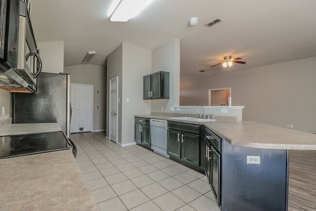 Building Photo - 4Bed/2Bath Available 11/10 !