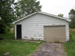 Building Photo - VANDALIA - 3 Bedroom, Large Garage & Fenced Yard -ONLY  $999 DOWN