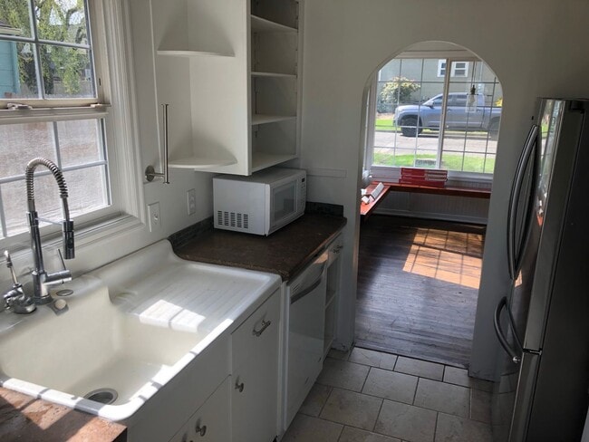 Building Photo - Charming 3 Bed/1 Bath Home in Downtown New...