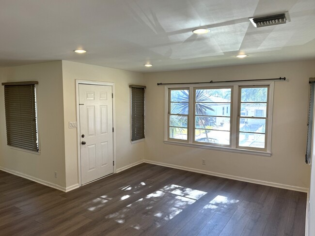 Entry lvgrm - 8026 Chase Ave