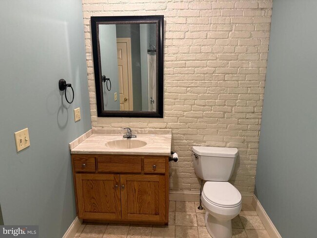 Building Photo - 101 King St