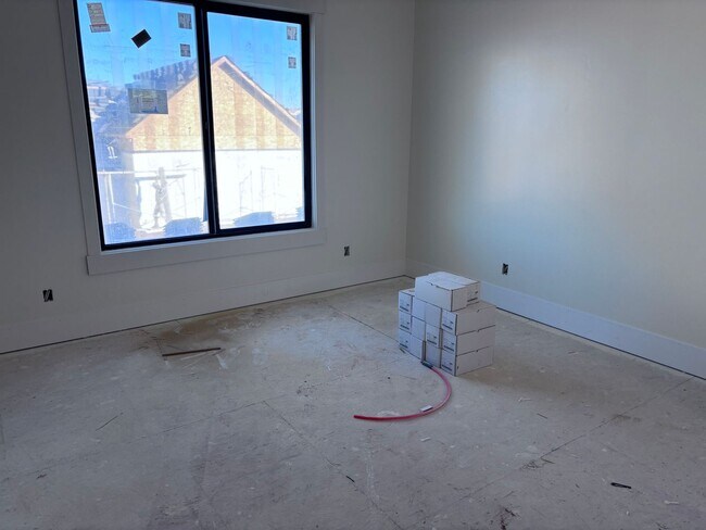 Building Photo - 5 bed 4.5 bath home with pool in Crimson Cliff Boundary