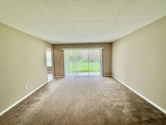 Building Photo - LARGE AND SPACIOUS 4/3 HOME IN EAST ORLANDO WEDGEFIED COMMUNITY