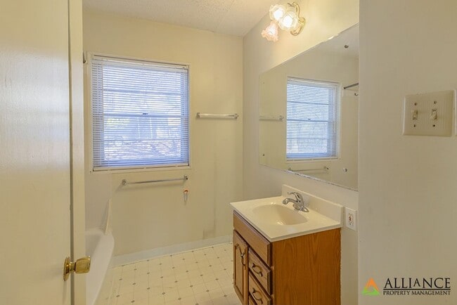 Building Photo - Cute Home Near Anneberg Park!