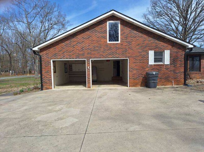 Building Photo - 1084 Nease Dr